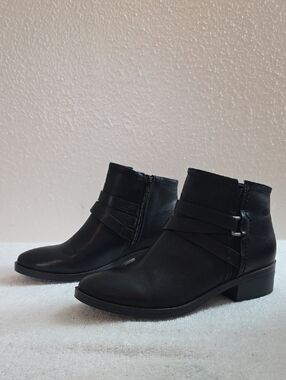 Baretraps Style Magena Black Leather Booties 3 Leather Straps Ladies 7 Like New
